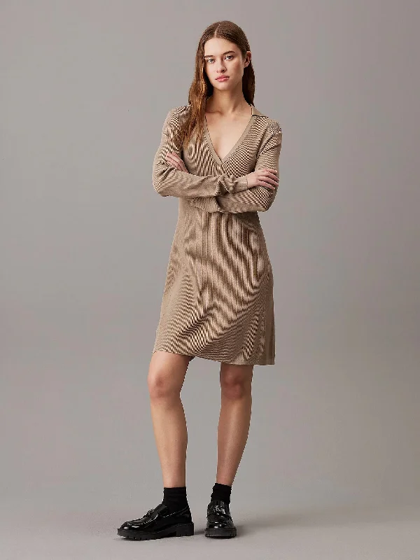 Γυναικείο φόρεμα πλεκτό V-NECK RAYON SWEATER DRESS J20J224462PAV | J20J224462PAV Turtle Neck Boat Neck Asymmetrical Neck