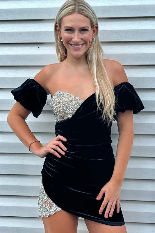 Black Strapless Beaded Velvet Sheath Homecoming Dress with Detachable Sleeves Crew Neckline Sporty Black Strapless Beaded Velvet Sheath Homecoming Dress with Detachable Sleeves Crew Neckline Sporty